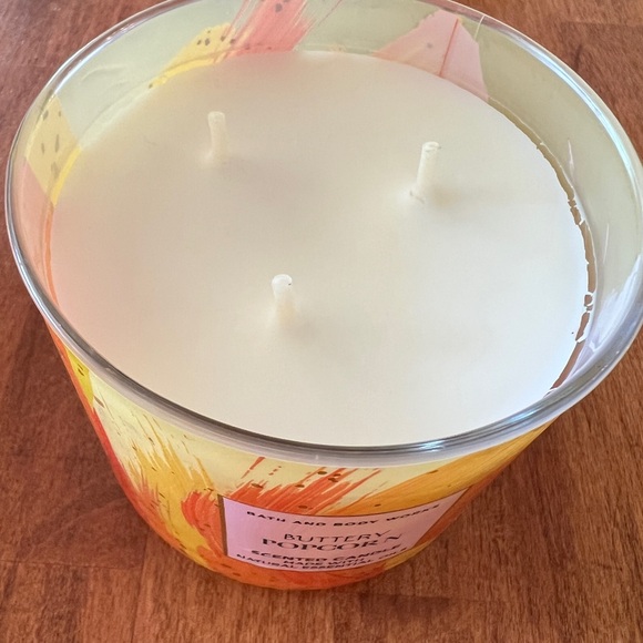 Bath & Body Works Buttery Popcorn Candle - Picture 3 of 3